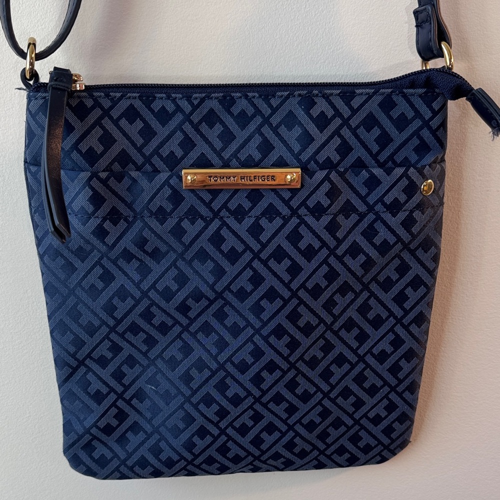 Tommy Hilfiger Crossbody logo bag in blue.